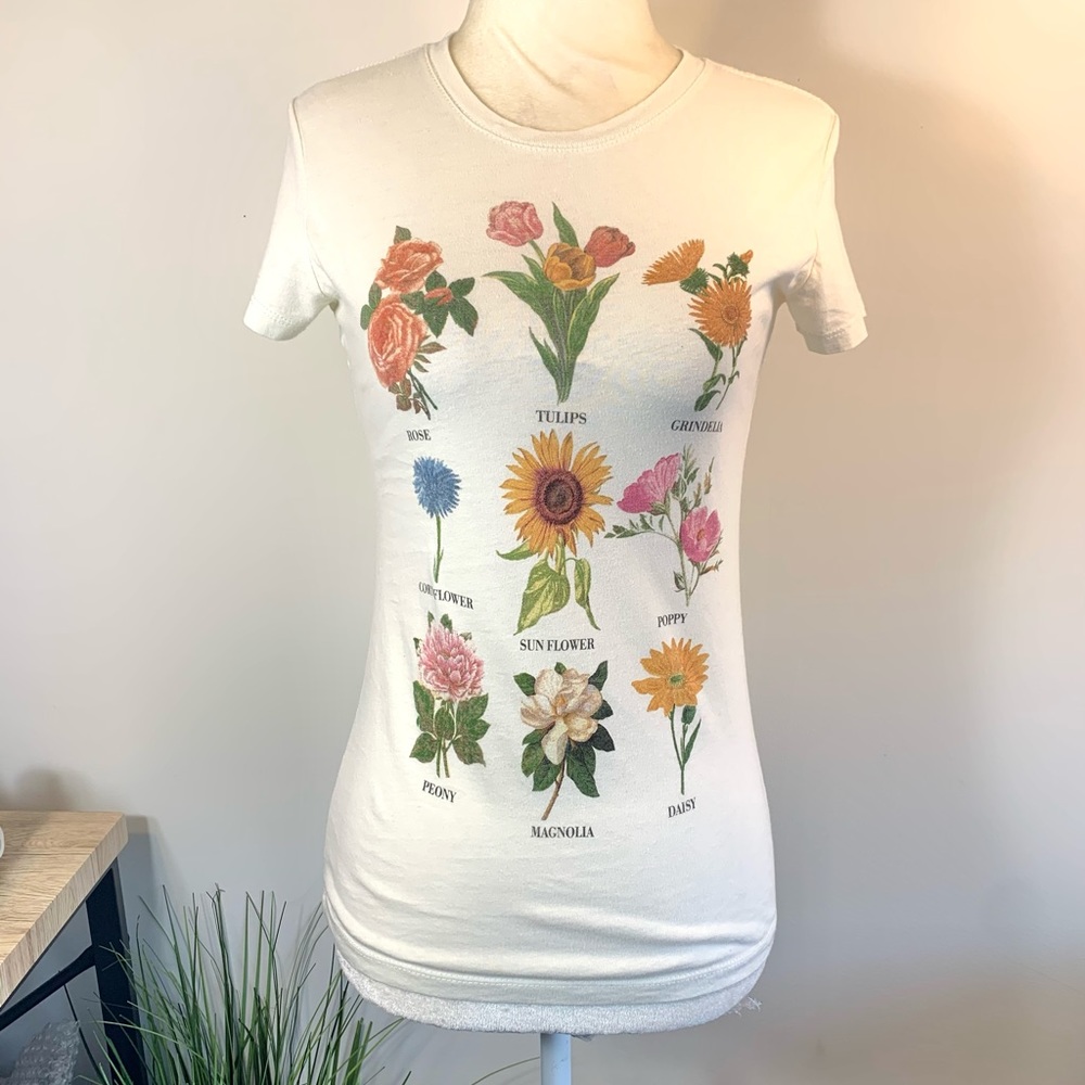 Women size small short sleeve T-shirt Fifth Sun brand light cream flower garden